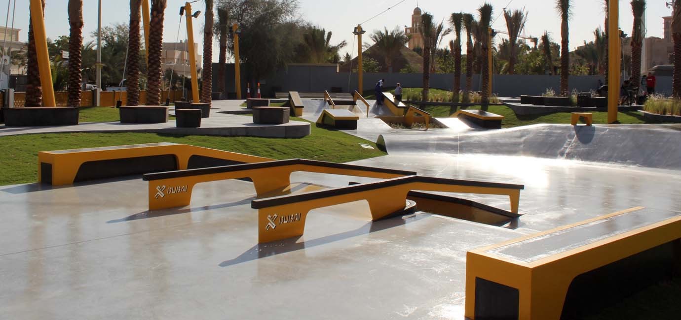 Betonfarbe Skatepark X-Dubai, Sichtbeton, farbiger Beton schwarz gelb