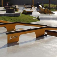 Betonfarbe Skatepark X-Dubai, Sichtbeton, farbiger Beton schwarz gelb